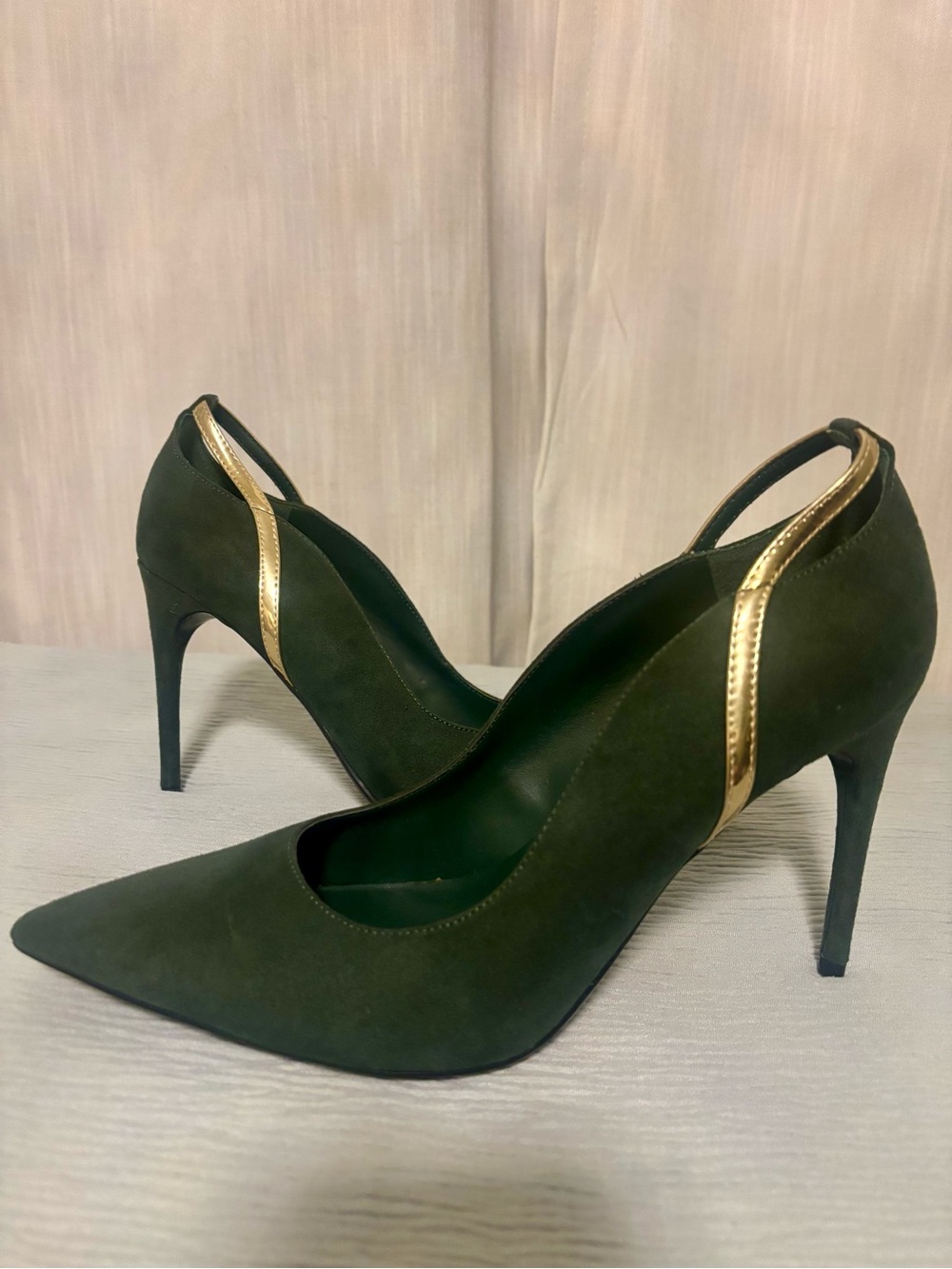 Elegant Dark Green Pointed-Toe Stiletto Heels with Gold Accent